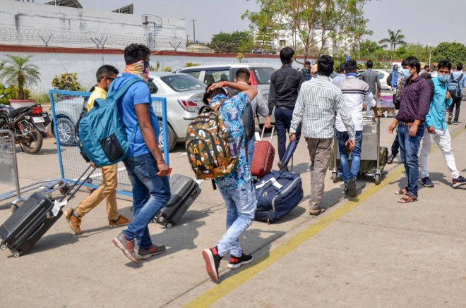 Due to sharp rise in covid-19 cases, Migrant labourers leave Mumbai