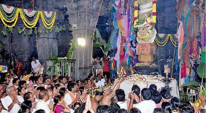 Heavy crowd of devotees at SriKalahasti Temple 