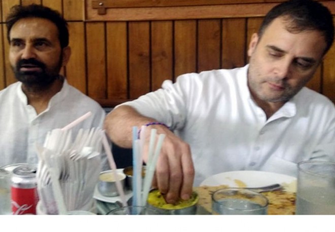 Viral: Rahul Gandhi seen eating dosa at a restaurant
