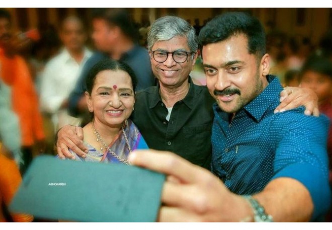 Viral Pic: Suriya's selfie moment with Thalapathy Vijay's parents 