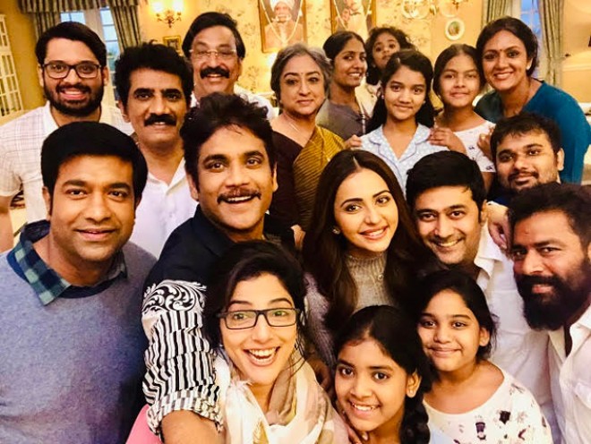 Nagarjuna & family on 'Manmadhudu 2' sets